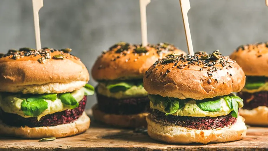 Sunt toţi burgeri vegetarieni sănătoşi? Sau mai sănătoşi decât hamburgerii obişnuiţi?