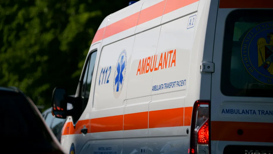 Un băiețel de 2 ani a fost găsit mort în apartamentul în care locuia cu mama și frații lui, în Galați. Micuții prezentau semne de malnutriție