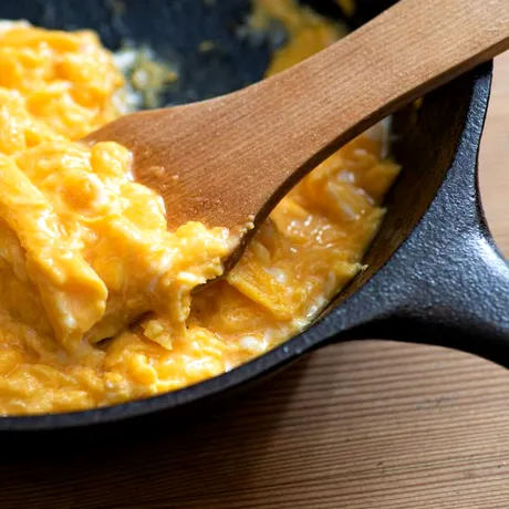 Ingredientul cremos pe care să-l pui în omletă să iasă pufoasă. Trucul secret al marilor bucătari