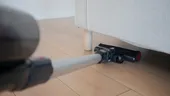 Cum să cureți eficient spațiul de sub canapea fără să o muți din loc