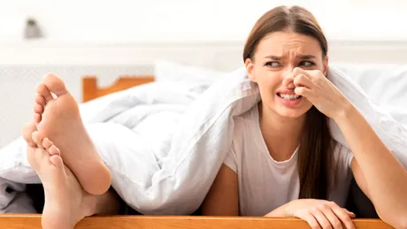 Îți transpiră picioarele și miros urât? Iată ce trebuie să faci!