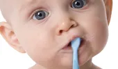 Cum îi învăţăm pe cei mici să se spele pe dinţi