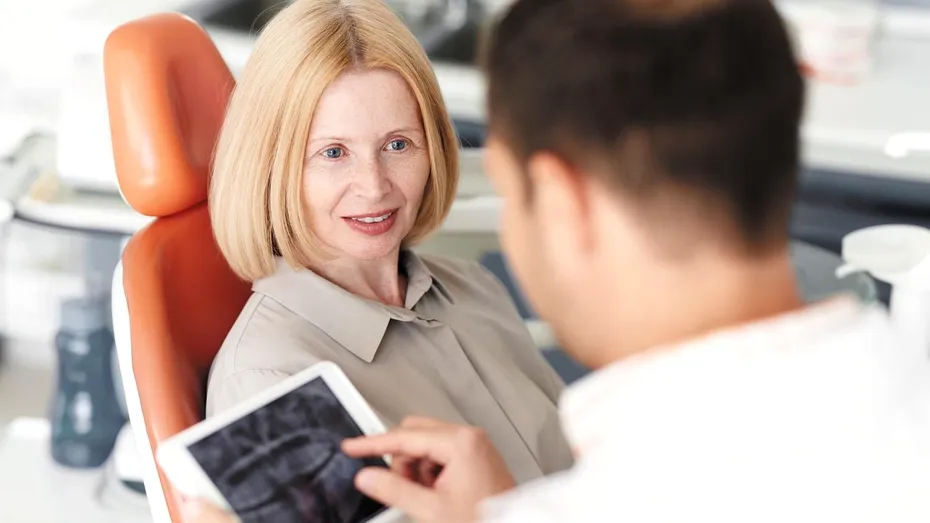 Pot beneficia de implant dentar dacă am osteoporoză?