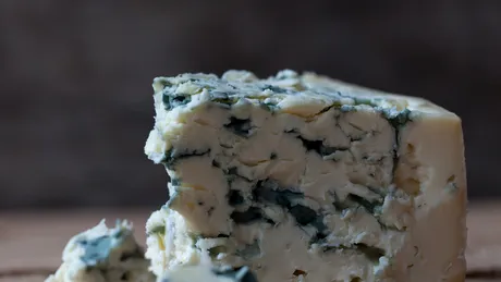 Brânza albastră mucegăită: cât este de sănătos să o mănânci?