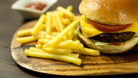 Ce se întâmplă cu ficatul tău când consumi mâncare tip fast-food în exces?
