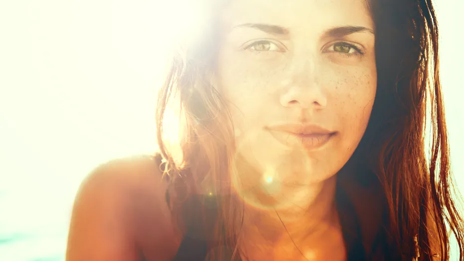 Adevărul despre cum influențează soarele acneea. Detaliul care poate duce la inflamații