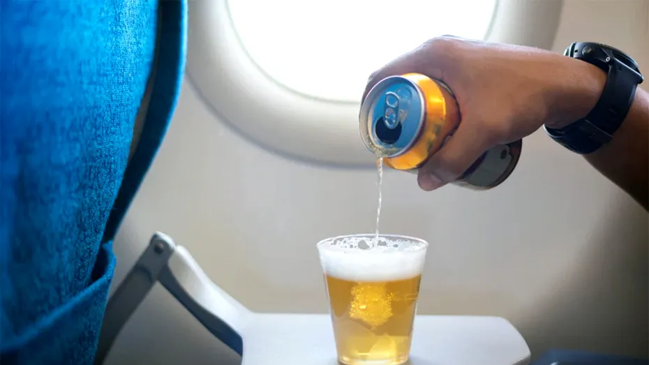 Ce se întâmplă în organismul tău, de fapt, când consumi alcool în avion. Mulți români fac această greșeală