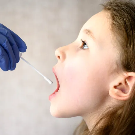 Un simplu test din salivă ar putea salva vieți: metoda revoluționară pentru depistarea unei boli cardiace rare la copii