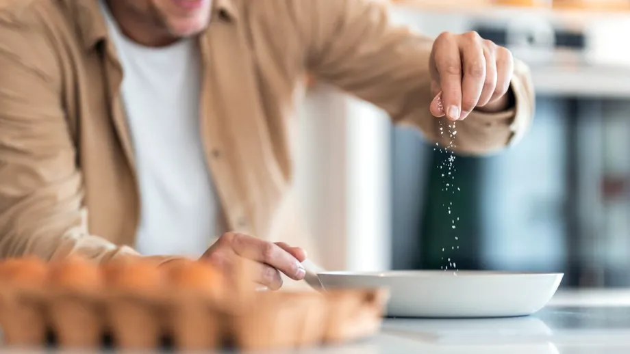 Sarea, dușmanul tăcut din farfurie. Consumul zilnic ne pune inima în PERICOL / VIDEO