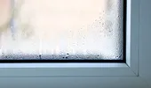 Ai condens pe geamuri iarna? Pulverizează asta seara și dimineața geamul va fi uscat