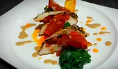 Piept de pui umplut cu chorizo, în crustă de piper