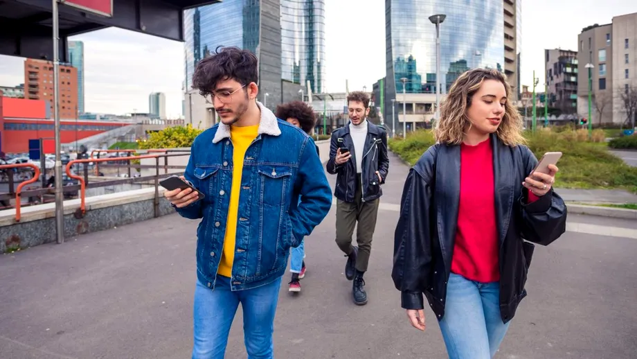 Ce câștigăm dacă ne ridicăm privirea din telefoane?