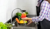 Cum cureți corect fructele și legumele de pesticide. Greșeala pe care o facem cu toții când le spălăm