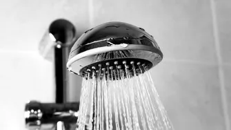 Capul de duș vechi îți poate crea probleme: când e timpul să-l schimbi?