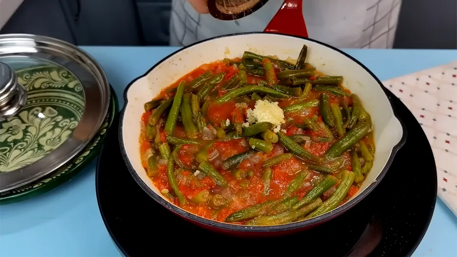 Condimentul care nu trebuie pus niciodată când gătești mâncare de fasole verde păstăi cu carne