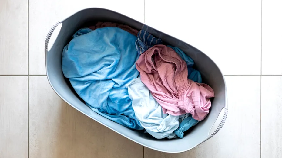 Trucul genial care îți salvează hainele albe care s-au colorat la spălat. Soluția miraculoasă