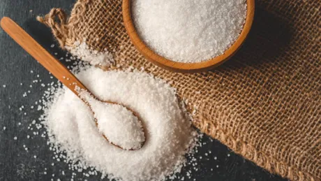 Depozitezi sarea într-un recipient din oțel? Greșeala ce îți poate afecta un ingredient esențial din bucătărie