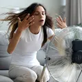 Cum îți afectează aerul condiționat părul. La ce temperatură trebuie ținut să nu-ți usuce scalpul