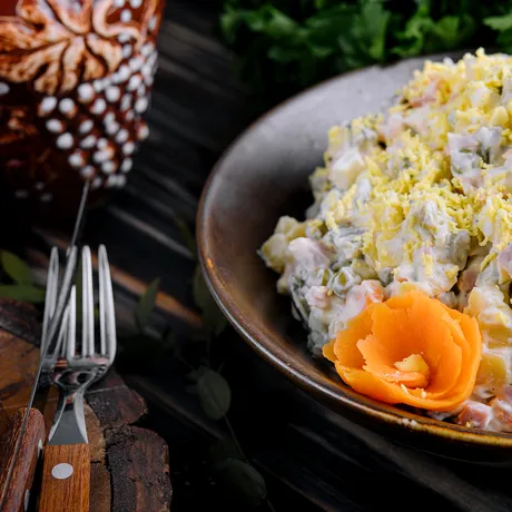 Rețeta veche de salată rusească. Se prepară destul de rapid și e un adevărat deliciu
