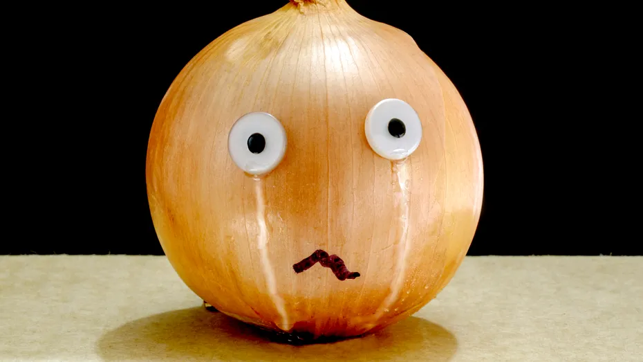 4 trucuri prin care să cureți ceapa fără să lăcrimezi