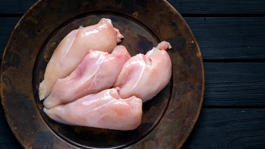 De ce nu este bine să speli puiul înainte de a-l găti