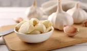 Cum cureți usturoiul în câteva secunde. Trucuri simple care îți economisesc timp în bucătărie