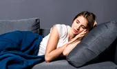 (P) De Ce Îți Amorțesc Mâinile în Somn? Legătura cu Poziția de Dormit