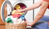 De ce NU este indicat să-ți lași hainele în mașina de spălat mult timp după spălare