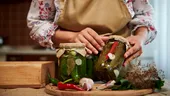 Cum faci castraveți în oțet? Rețeta murăturilor care rămân crocante până la primăvară