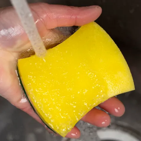 Cum să cureți și să dezinfectezi CORECT un burete de bucătărie