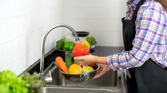 Cum cureți corect fructele și legumele de pesticide. Greșeala pe care o facem cu toții când le spălăm