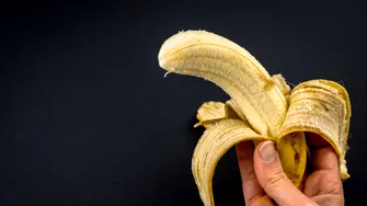 Ce sunt „firele” de pe banane și de ce nu ar trebui să le mai îndepărtezi imediat