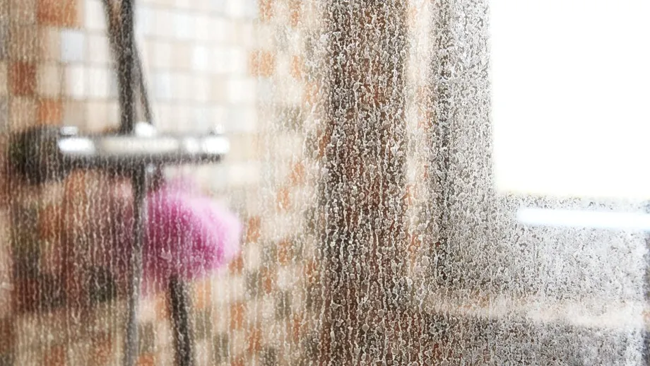 Cum cureți rapid picăturile uscate de apă de pe geamul cabinei de duș