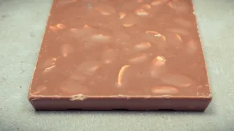 De ce apar pete albe pe ciocolată. Motivul pentru care nu ar trebui să o arunci imediat!