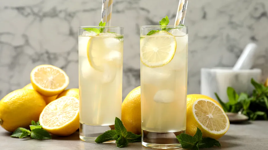Așa se prepară cea mai bună limonadă cu mentă. Băutura răcoritoare perfectă pentru zilele toride