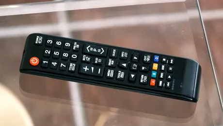 Cu ce să cureți telecomanda fără să o desfaci. Două lucruri pe care sigur le ai în casă