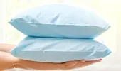 Cum îți împrospătezi pernele fără să le speli. Un truc simplu care elimină mirosurile și le face din nou pufoase