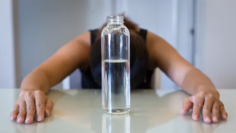 Dieta cu apă: minus 5 kilograme în 7 zile. Care sunt riscurile?