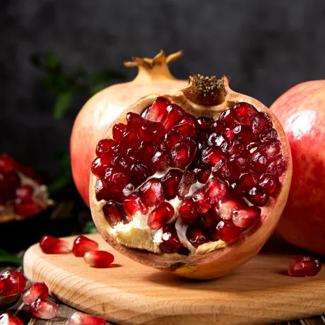 Cum să cureți rodia rapid și fără să stropești toată bucătăria. Trucuri care chiar funcționează