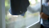 Cum cureți plasa de țânțari fără să o dai jos? Trucul simplu care îndepărtează praful și murdăria