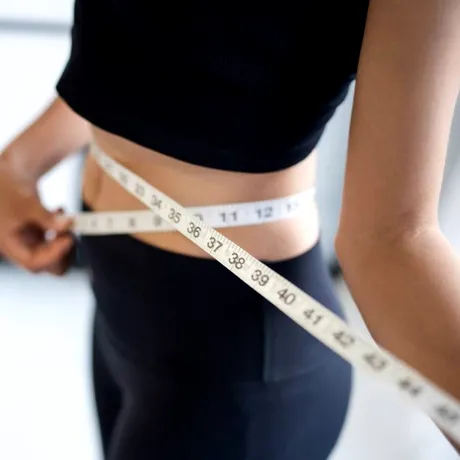 Dieta „șolduri și coapse”: alimente permise, alimente interzise și greșeli care îți sabotează progresul pentru o siluetă „trasă prin inel”