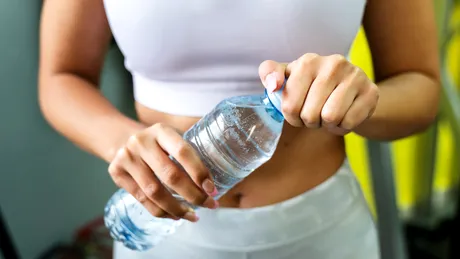 Ți-e sete mereu? S-ar putea să ai prea mult zahăr în sânge. 15 semne că glicemia e ridicată