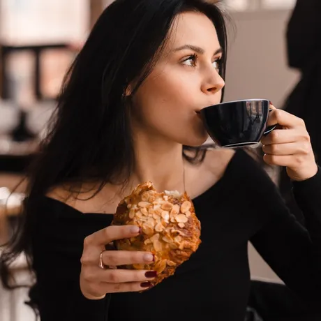 Nu bea cafeaua cu aceste alimente! Pot provoca arsuri, balonare și disconfort la stomac