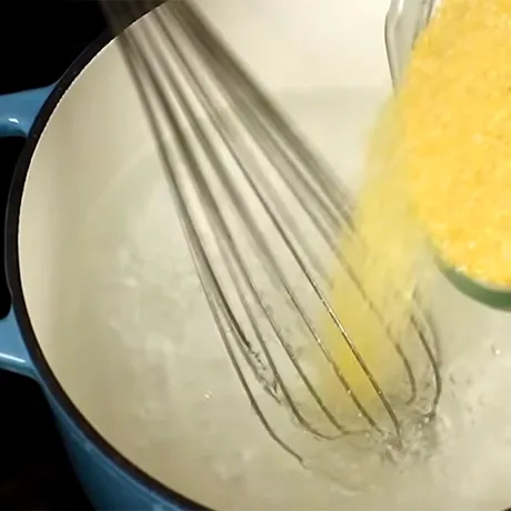 Ecuația mămăligii. Câte căni de apă trebuie să pui, pentru fiecare cană de mălai. Care este raportul ideal