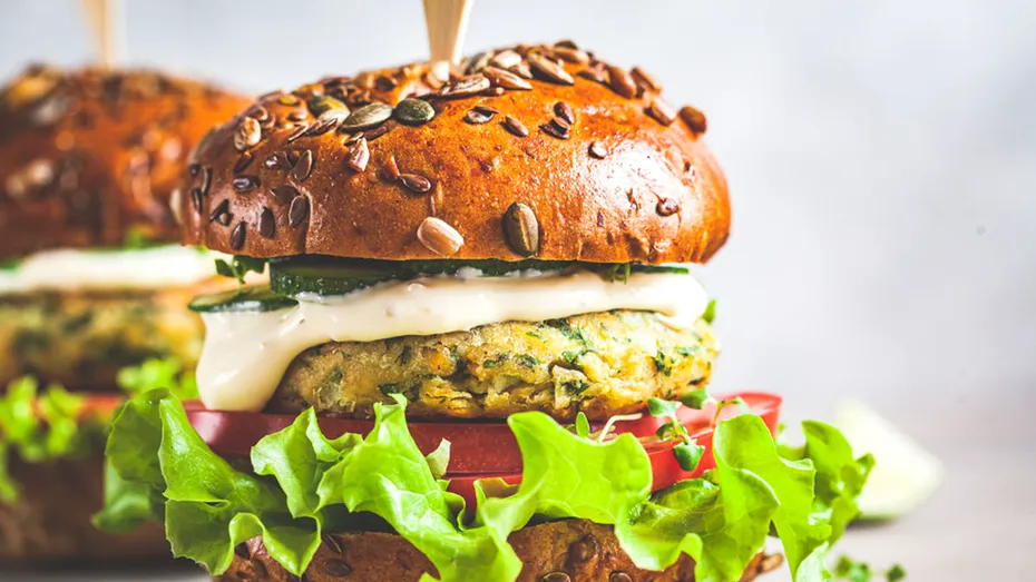 Burger de pui mai gustos decât la fast food. Iese suculent și aromat! Nu ai nevoie de multe ingrediente
