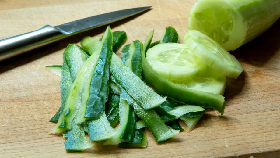 Cum să folosești cojile de castravete la curățenie. Așa scapi rapid de urmele de degete de pe geamuri și oglinzi, fără soluții puternice