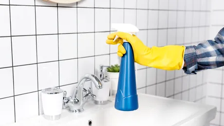 Petele roz de pe rosturi! Cum să le combatem eficient și la ce riscuri ne expunem