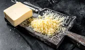 De ce e bine să speli brânza rasă? Specialiștii au dezvăluit adevărul