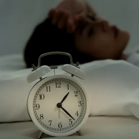 Ce se întâmplă dacă îți amâni constant ora de culcare în weekend