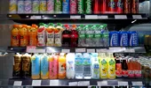 Șase băuturi aparent sănătoase care pot conține mai mult zahăr decât o gogoașă. Ce arată etichetele produselor?